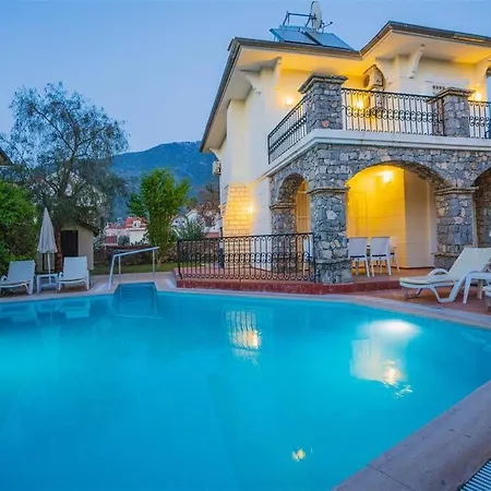Oludeniz Ovacikta Genis Bahceli Ozel Havuzlu Villa