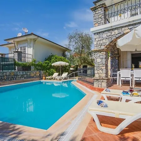 Villa Oludeniz Ovacikta Genis Bahceli Ozel Havuzlu Fethiye